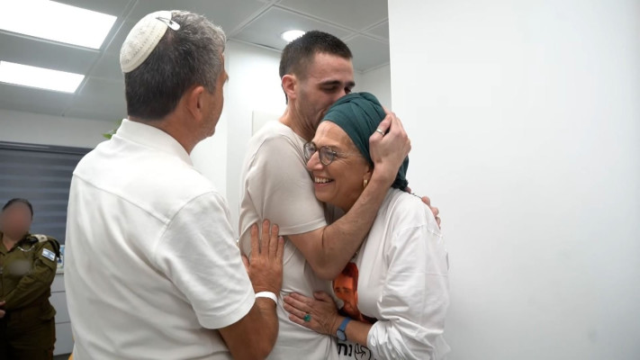 אבינתן אור והוריו מתאחדים