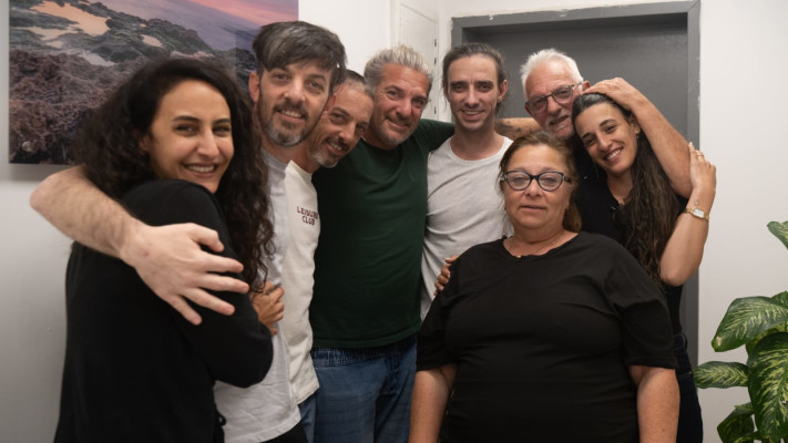 אריאל ודוד קוניו מתאחדים עם משפחתם