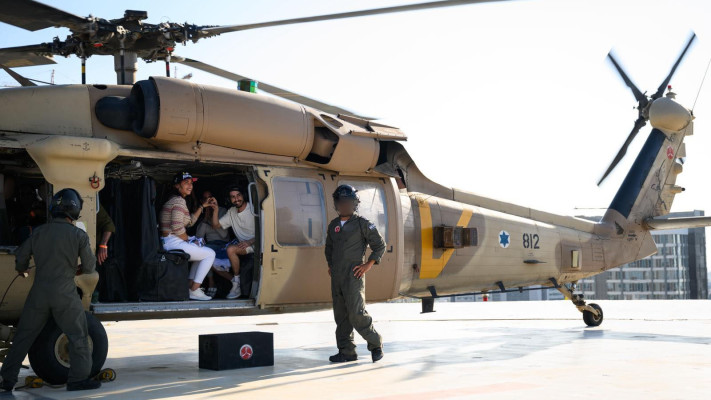 מתן צנגאוקר ואילנה גריצ'ווסקי במסוק