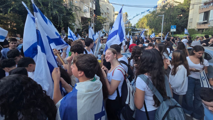 אזרחים ממתינים לשובו של איתן הורן