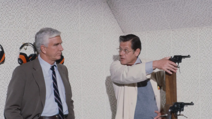 אד וויליאמס לצד לסלי נילסן בסרט ''האקדח מת מצחוק''