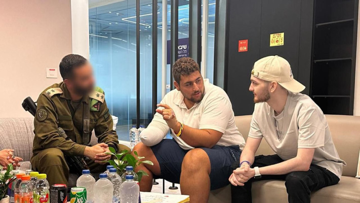 בר קופרשטיין בפגישה עם סגן-אלוף ד׳, מג''ד 932 בו בר שירת ועם מפקד המחלקה סגן במיל' תמיר דודי (צילום: דובר צה''ל)