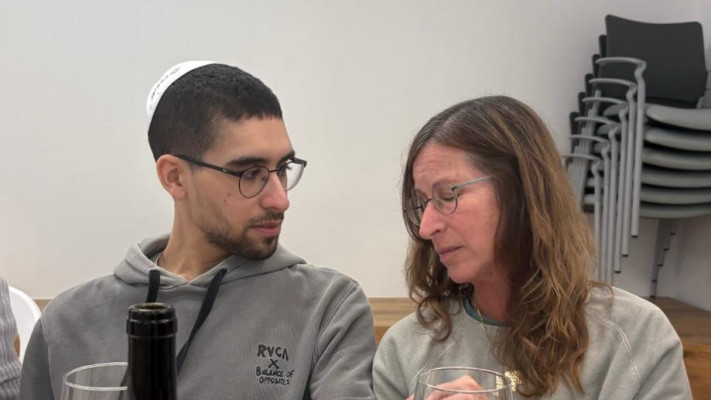 אביתר דוד ואימו יעלה סביב שולחן השבת