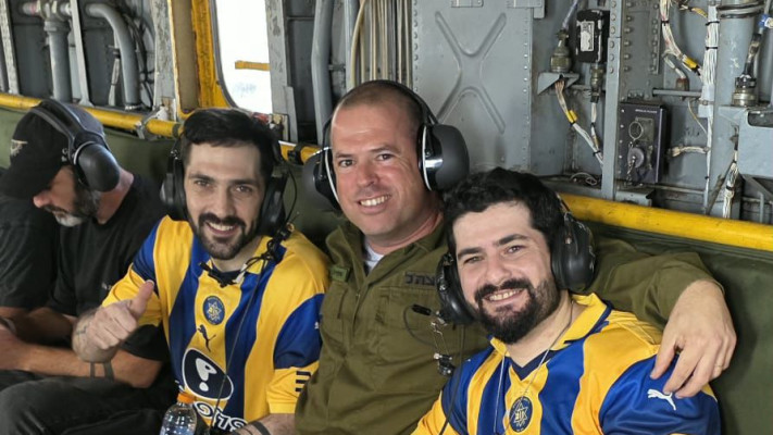 רס''ן (מיל') אסף תלמוד עם גלי וזיו ברמן ביום שחרורם שבי חמאס