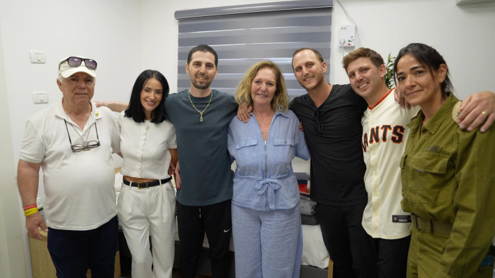 סא''ל (מיל') תמר אביב עם משפחתו של אלקנה בוחבוט ביום שחרורו משבי חמאס