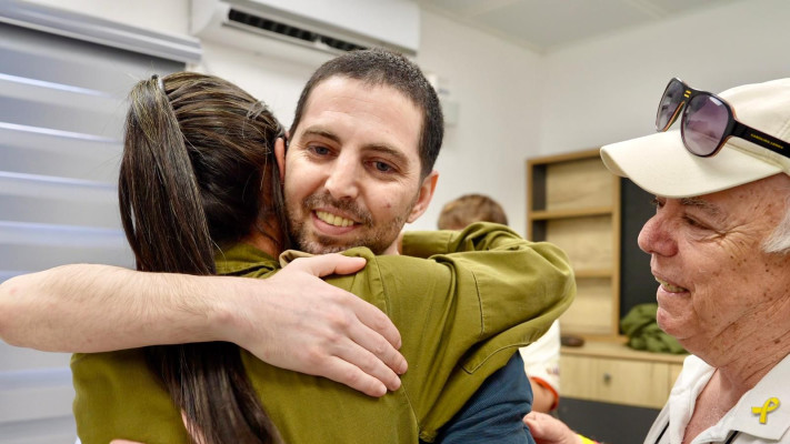 סא''ל (מיל') תמר אביב עם משפחתו של אלקנה בוחבוט ביום שחרורו משבי חמאס