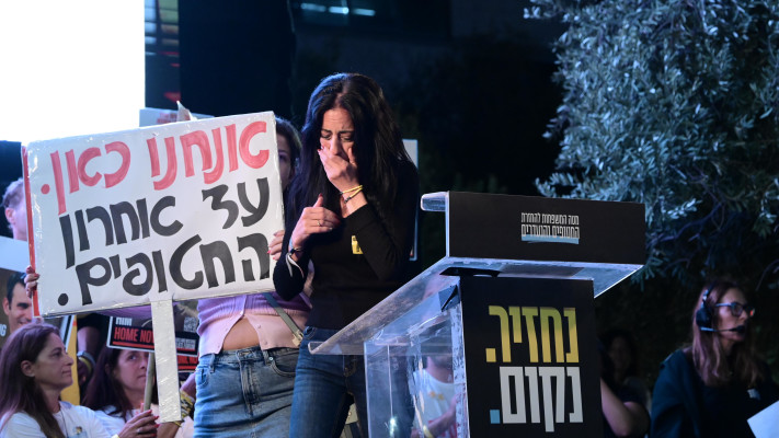 עינב צנגאוקר בכיכר החטופים