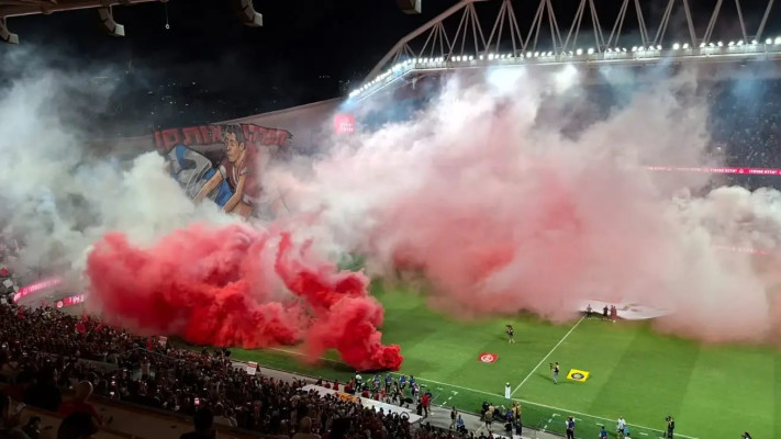 אבוקות שהשליכו אוהדי הפועל תל אביב בדרבי