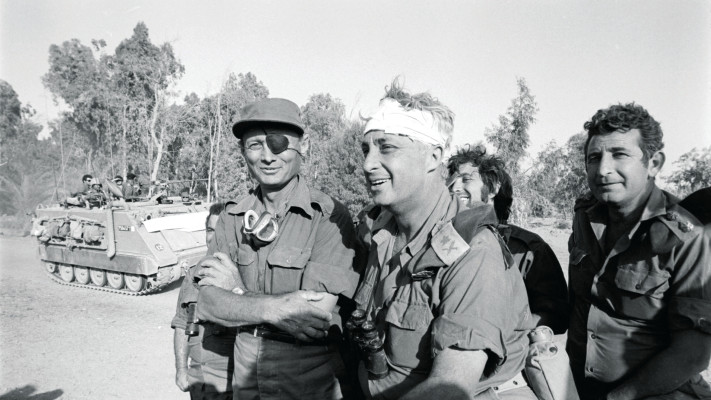 אריאל שרון, משה דיין, אריה בר-און בצד המערבי של התעלה מלחמת יום כיפור
