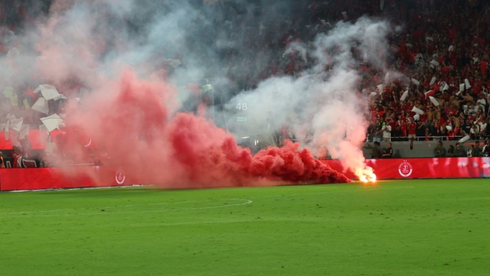 אבוקות על המגרש בדרבי התל אביבי