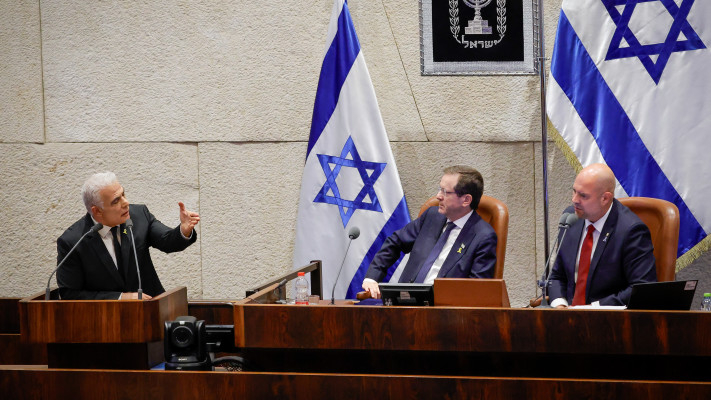 יאיר לפיד מתעמת עם אמיר אוחנה בנאומו בפתיחת מושב החורף של הכנסת 