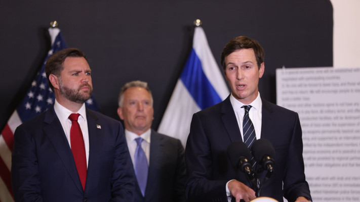 ג'ארד קושנר עם סטיב וויטקוף וג'יי די ואנס