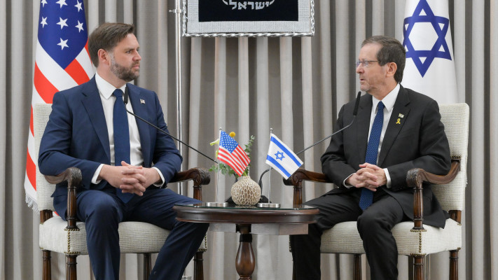 סגן הנשיא ג'יי די ואנס עם נשיא המדינה הרצוג 