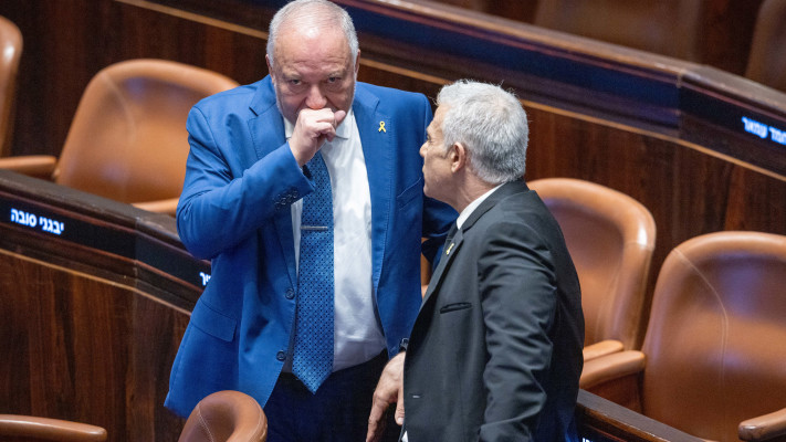 ליברמן ולפיד במליאת הכנסת  (צילום: חיים גולדברג)