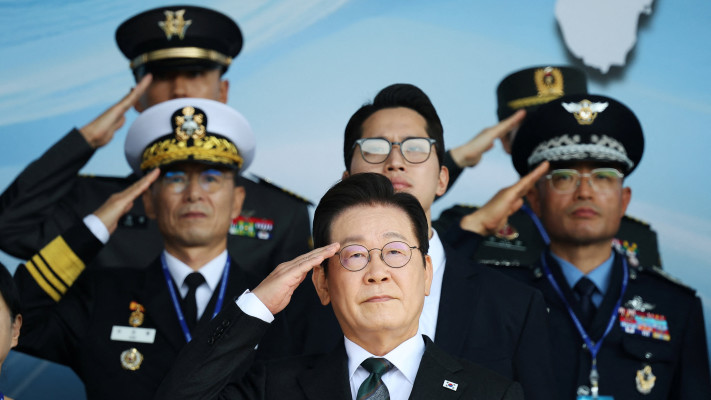 נשיא דרום קוריאה לי ג'ה מיונג בטקס הוקרת הצבא
