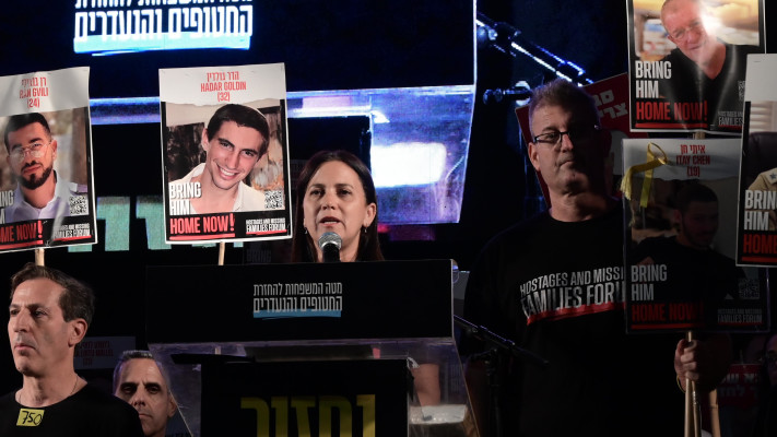 ענת אנגרסט נואמת בעצרת