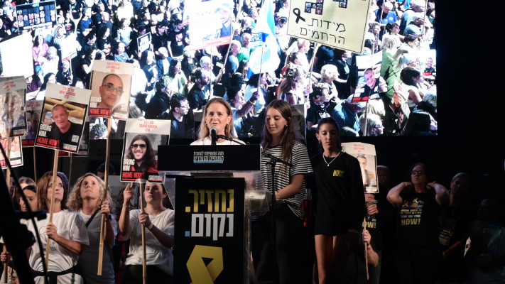 נירה שרעבי אלמנתו של יוסי שרעבי ז''ל ובתו בכיכר החטופים