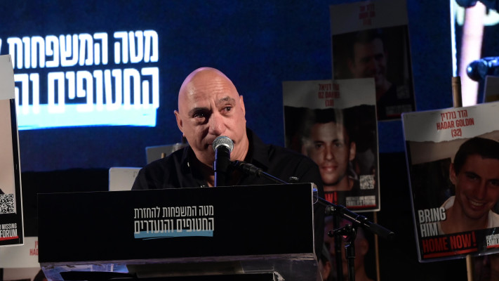 אלון נמרודי אביו של סמ''ר תמיר נמרודי ז''ל בכיכר החטופים