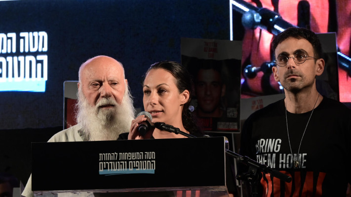 לי שי מירן אשתו של עמרי מירן במהלך נאומה. לצידה דני מירן