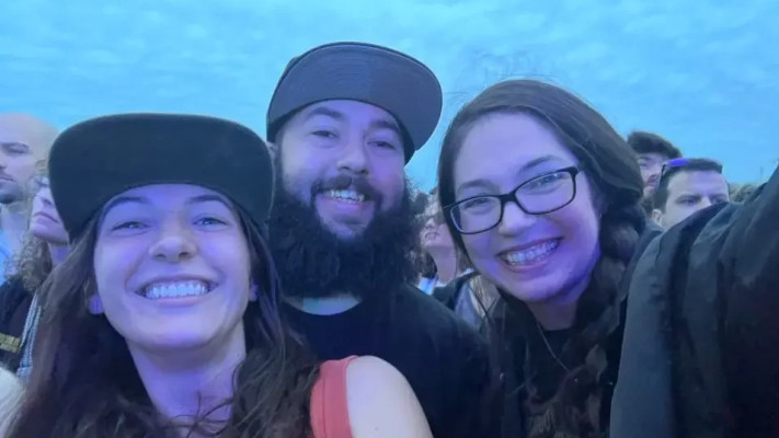 לורן סמנצ'יק (משמאל), טיילר ווב (באמצע), אליסון אחותה של לורן (מימין)