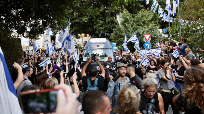 מרפסות הבתים קושטו לכבודו