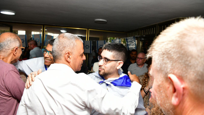 חיבוק מראש העיר רפי סער