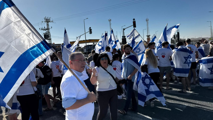 דימונה חוגגת את חזרתו של שגב כלפון הביתה