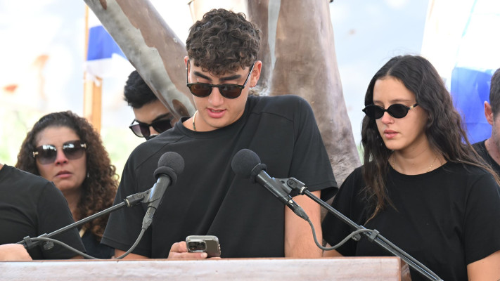 אופיר אנגל בהלוויית יוסי שרעבי