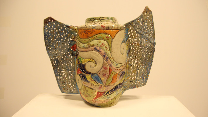 עבודת קרמיקה בתערוכה מהו מקום במוזיאון אום אל -פחם לאמנות