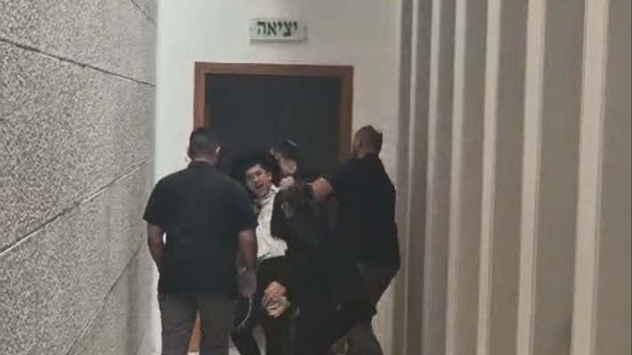 חרדים התפרצו לדיון בבג''ץ על חוק הגיוס