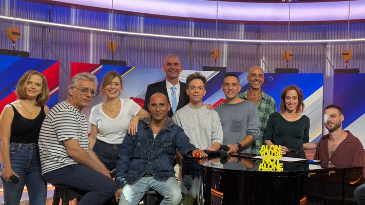 אלון אהל עם הקאסט של ''ארץ נהדרת'' (צילום: באדיבות קשת 12)