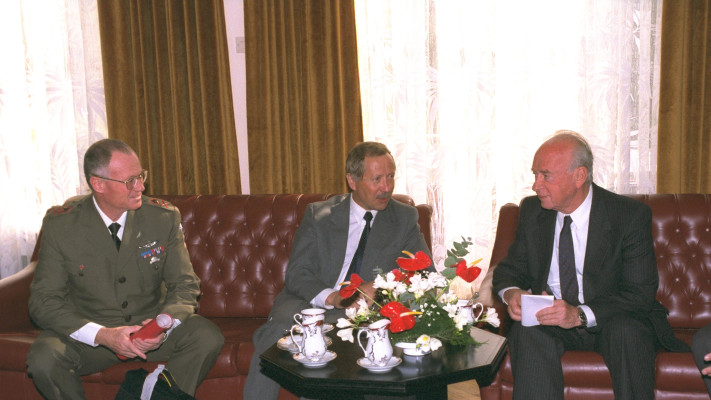 דני יתום (משמאל) ויצחק רבין 