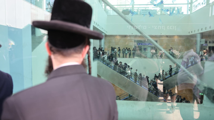 חרדים ברכבת יצחק נבון בירושלים