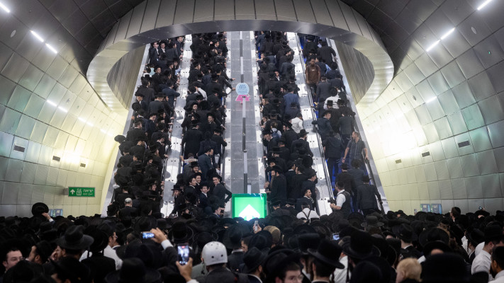 חרדים בתחנת הרכבת בירושלים (צילום: חיים גולדברג, פלאש 90)