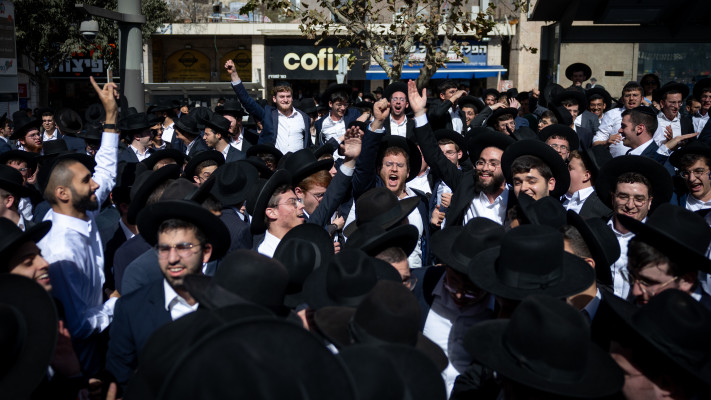 חרדים בתחנת הרכבת בירושלים