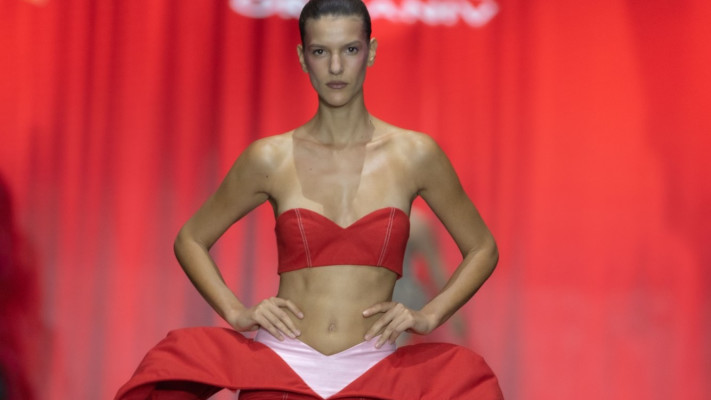 רומי פלד לובשת מיטל ריונלי ויעל בן עטיה