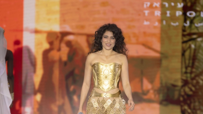 רוני דלומי בדגם של ליאל ימין