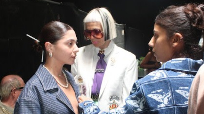 נועם מעיין מאחורי הקלעים בתצוגת האופנה (צילום: אביגיל וסרמן)