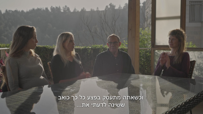 כרמי גילון מתראיין לערוץ 12 עם בנותיו