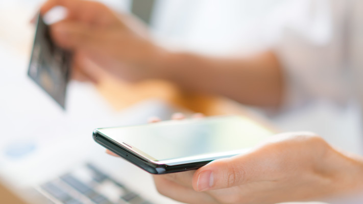 השקעות באפליקציה פיננסית. אילוסטרציה