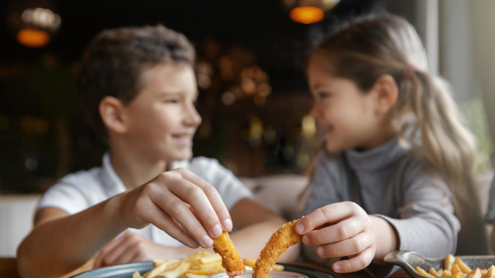 ילדים אוכלים. אילוסטרציה