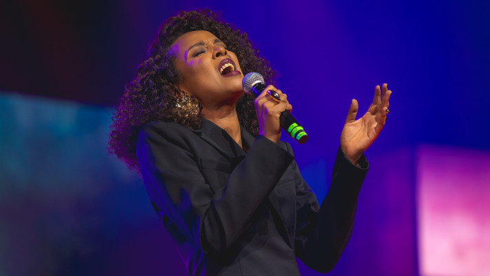 אסתר רדא במופע המחווה לחוה אלברשטיין - רגע של יופי