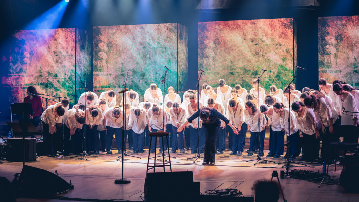 מקהלת ''בת קול'' במופע המחווה לחוה אלברשטיין. הברק חשמל את האולם
