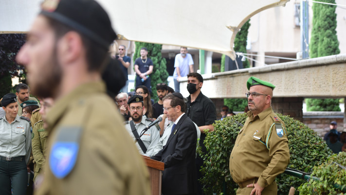 הנשיא יצחק הרצוג בהלוויה של סמ''ר עוז דניאל ז''ל