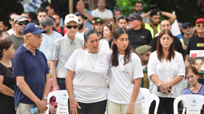 מירב, אמו של עוז דניאל ז''ל, ואחותו התאומה הדר