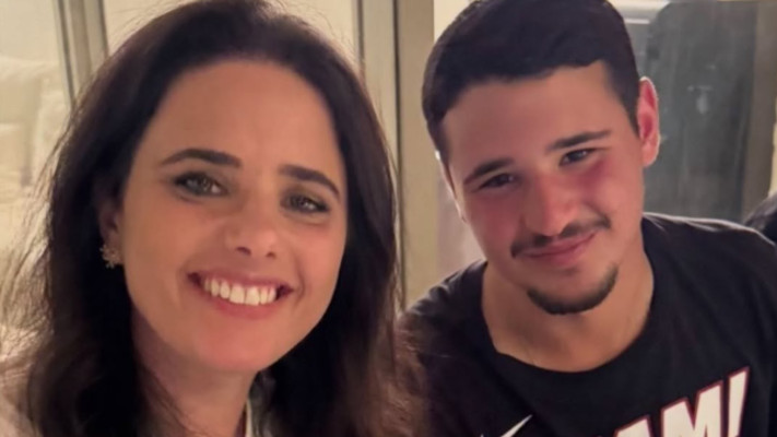 איילת שקד ובנה אורי (צילום: מתוך אינסטגרם)