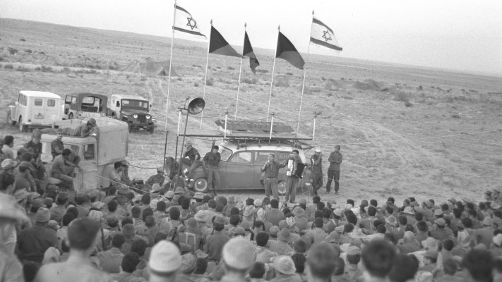 אורי זוהר ושייקה אופיר בהופעה מול חיילי צה''ל