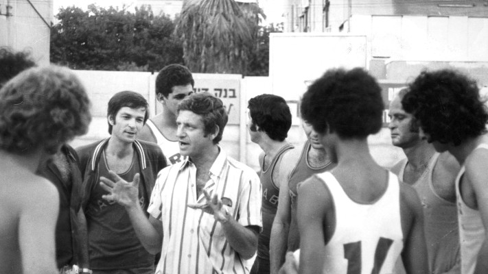 אורי זוהר בסרט עיניים גדולות