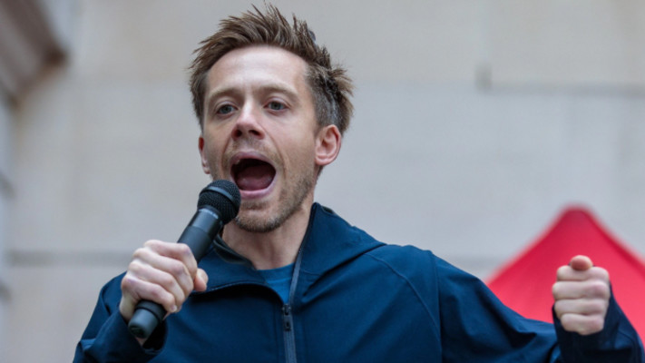 אוון ג'ונס, העיתונאי הבריטי שנתבע על ידי ה-BBC