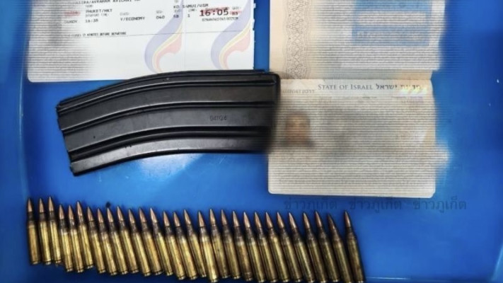 הדרכון וכרטיס הטיסה של הישראלי שנעצר בפוקט, לצד התחמושת שנמצאה ברשותו